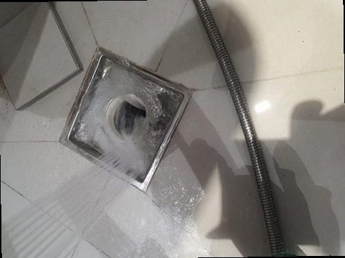 계양구 효성2동 하수구막힘 배수구 주변 상태와 물 빠짐을 확인하는 모습