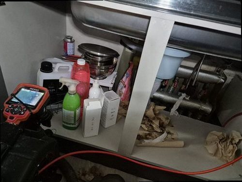 계양구 하수구막힘 배관 내부 이물질을 제거한 뒤 물 흐름을 확인하는 과정