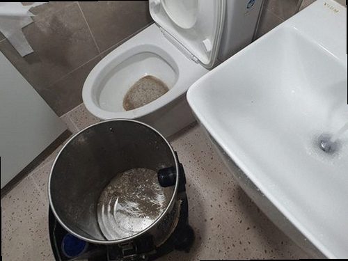 계양구 하수구막힘 배관 카메라 장비로 내부 상태를 확인하는 장면